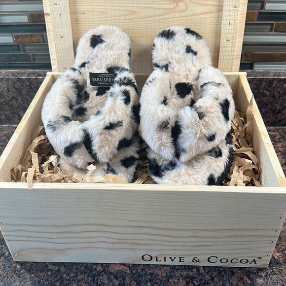 Olive & Cocoa Leopard Slippers Sz 9/10 - Picture 1 of 6